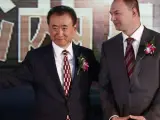 El ejecutivo del grupo chino Wanda, Wang Jianlin, estrecha la mano del ejecutivo de la compañía estadounidense de cine Legendary, Thomas Tull.