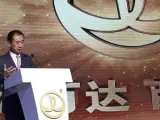 Wang Jianlin, presidente del Grupo Wanda de China, ofrece una declaración durante la ceremonia de firma y la rueda de prensa para el torneo de fútbol internacional 'China Cup'.