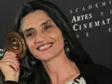 La actriz Ángela Molina posa con la medalla de oro de la Academia de Cine.