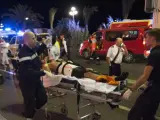 Traslado de una de las víctimas del atentado con camión en Niza el 14 de julio.