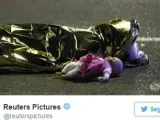 El cuerpo de una víctima del atentado de Niza, junto a la muñeca.