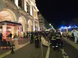 Una herida es evacuada del lugar en donde un camión chocó contra la multitud durante las celebraciones del Día de la Bastilla en Niza.