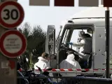 Investigadores de la policía en la cabina del camión que anoche arrolló a una multitud que presenciaba los fuegos artificiales de la fiesta nacional del 14 de Julio en Niza.