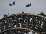 La bandera nacional de Francia (i) ondea desde lo alto del Puente de la bahía de Sídney en señal de solidaridad con las víctimas del atentado terrorista de Niza.