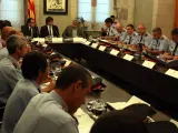 Reunión antiterrorista, con el presidente Carles Puigdemont, el conseller Jordi Jané y el secretario general de Interior, Cèsar Puig, presidiendola.