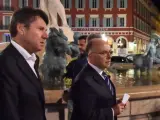 Christian Estrosi, con el ministro de Interior francés, Bernard Cazeneuve, en el Paseo de los Ingleses.