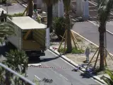 Agentes de Policía examinan el camión usado en el ataque de Niza.