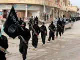 Combatientes del grupo terrorista Estado Islámico en la ciudad siria de Al Raqa.