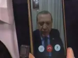 Erdogan se dirige al país a través de un móvil, en una imagen de la televisión turca.