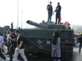 La Policía y los partidarios del presidente de Turquía, se reúnen alrededor de un tanque militar en el puente del Bósforo después de un intento fallido golpe de Estado en Estambul.