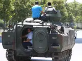 Policías turcos conducen un tanque militar a Estambul.
