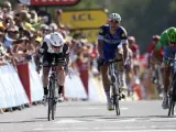 El británico Mark Cavendish (izquierda) se impuso al 'sprint' en la decimocuarta etapa del Tour de Francia.