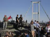 Policías y civiles turcos se suben a un tanque para proclamar el fracaso del golpe de estado militar en Turquía.