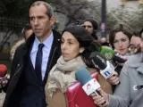 La policía local Raquel Gago, a su salida de la Audiencia Provincial de León, acompañada del procurador Enrique Valdeón (i), tras la suspensión del juicio.
