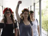 Cinco activistas de Femen, a su llegada al Juzgado de lo Penal número 19 de Madrid, donde se ha celebrado la vista oral contra ellas por irrumpir semidesnudas en una marcha antiabortista.