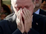 Erdogan llora junto al ataúd de dos víctimas asesinadas durante los disturbios por el fallido golpe de Estado.
