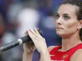 La atleta rusa Yelena Isinbayeva, instantes antes de realizar uno de sus saltos en el Mundial de Moscú.