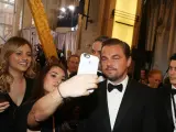 El actor Leonardo DiCaprio posa junto a una fan durante la última edición de los Oscar.
