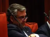 Daniel de Alfonso, director de la Oficina Antifraude de Catalunya (OAC), escucha las intervenciones de los parlamentarios en la cámara catalana por las escuchas a él y al ministro del Interior, Jorge Fernández Díaz.