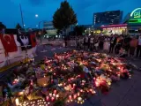 Flores y velas encendidas frente al centro comercial Olympia de Múnich, escenario del tiroteo mortal.