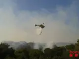 Un helicóptero remoja el incendio de Blanes