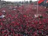 Decenas de miles de manifestantes, convocados por los partidos de la oposición turca, protestan en la plaza Taksim de Estambul.