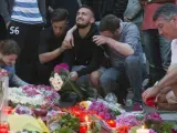 Un grupo de personas llora las nueve muertes del tiroteo de Múnich.