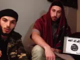 Imagen del video difundido por la agencia cercana a Estado Islámico en el que se muestra a los dos presuntos atacantes de la iglesia de Normandía.
