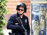 Un oficial de policía resguarda un área cerca al edificio de ingeniería de la Universidad de California, en el campus de Los Ángeles (UCLA), California.