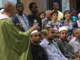 Musulmanes y católicos, asistiendo juntos a una misa en recuerdo del sacerdote degollado en el ataque yihadista de Normandía, en Francia.