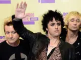 Billie Joe Armstrong (centro) junto al resto de los miembros de Green Day en los MTV Video Music Awards 2012.