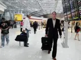 Un pasajero con su maleta en un aeropuerto.