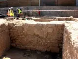 Imagen de la muralla romana descubierta frente a la catedral de Tortosa.