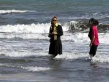 Una mujer iraní y su hija disfrutan en la playa de Anzali.