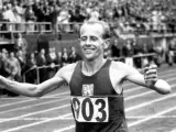 Alcanzó gran reconocimiento por sus victorias en los Juegos Olímpicos de Londres 1948 y, especialmente, en los de Helsinki 1952. Fue el primer corredor en romper la barrera de los 29 minutos en los 10.000 metros.