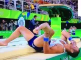 Momento en el que el gimnasta francés Samir Ait Said se parte una pierna al caerse en un salto en los Juegos de Río.