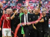 El entrenador del Manchester United, Jose Mourinho, celebra con sus jugadores el título de la Community Shield, la Supercopa inglesa.