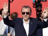 El presidente turco, Recep Tayyip Erdogan, ante miles de seguidores en Estambul.