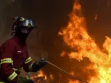 Un bombero trata de extinguir el fuego de Águeda.