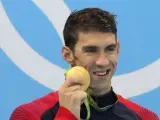 El medallista de oro estadounidens Michael Phelps celebra durante la premiaciòn de la final masculina de los 200 metros mariposa.
