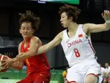 La jugadora de la selección española de baloncesto Laia Palau (i) y la jugadora de la selección de China Di Wu (d).