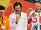 Fabian Cancellara (c) de Suiza celebra en el podio tras ganar la medalla de oro en la competencia de ciclismo contrarreloj individual junto a Tom Dumoulin (i) de Holanda, medalla de plata, y Christopher Froome (d) de Reino Unido, medalla de bronce.