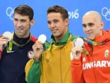 Michael Phelps, Chad Le Clos y László Cseh, los tres medallistas de plata en la final de los 100 metros mariposa en los Juegos de Río, al concluir la final con el mismo tiempo 51:15.