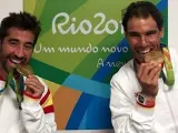 Nadal y Marc López, posando para celebrar su oro olímpico en dobles.