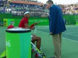 Rafa Nadal pidiendo explicaciones por el parón de su partido ante Nishikori en los Juegos de Río.