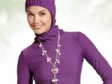 Una modelo viste un 'burkini', bañador adaptado a las directrices musulmanas.
