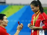 El saltador chino Qin Kai pide matrimonio a su novia, la china He Zi, en los Juegos Olímpicos de Río 2016.