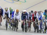 Mark Cavendish (c) de Reino Unido es seguido por otros competidores durante la carrera eliminatoria de ciclismo de pist