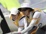 Las atletas españolas Tamara Echegoyen (i) y Berta Betanzos (d) participan de la competencia vela FX femenino en la bahía de Guanabara en el marco de los Juegos Olímpicos Río 2016.