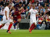 Luis Suárez dispara a portería ante Mariano y Carriço en un Sevilla - Barça.
